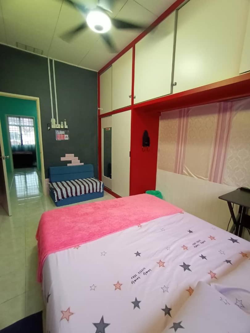 The Handz House Ii With Wifi - For Family Or Same Gender Only Holiday home *